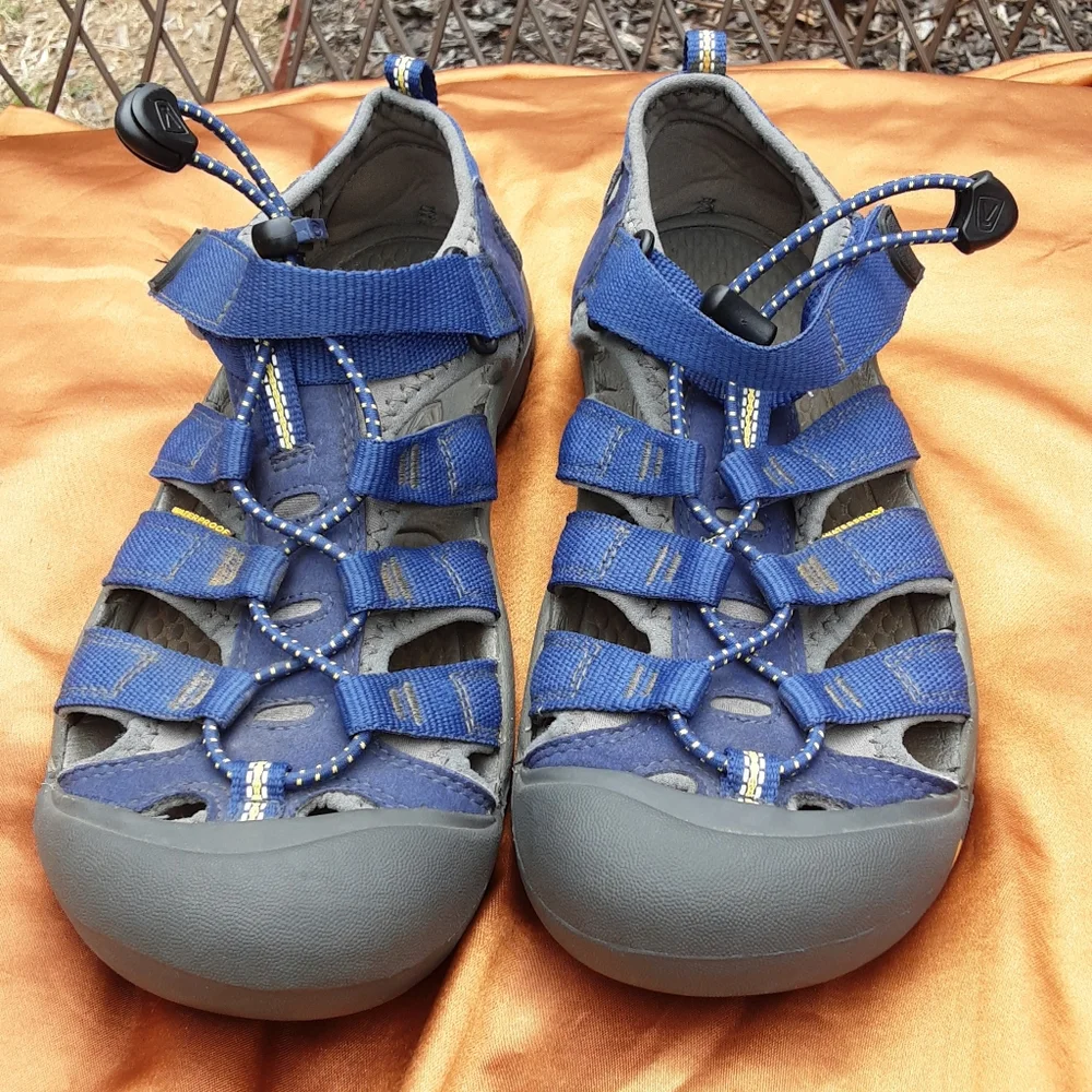 Keen Women's Outdoor Hiking Waterproof Footwear Size 6.